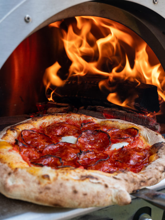 Vulcano France | four a pizza vulcanello et pelle sortant une pizza scaled