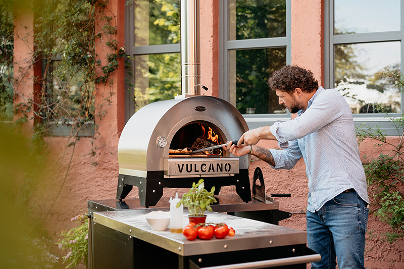 Cuisson pizza feu bois dans Vulcanello