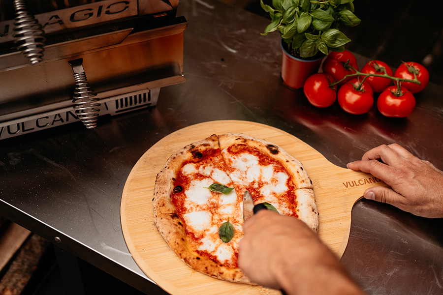 Pizza margherita fait dans Vulcano Montagio